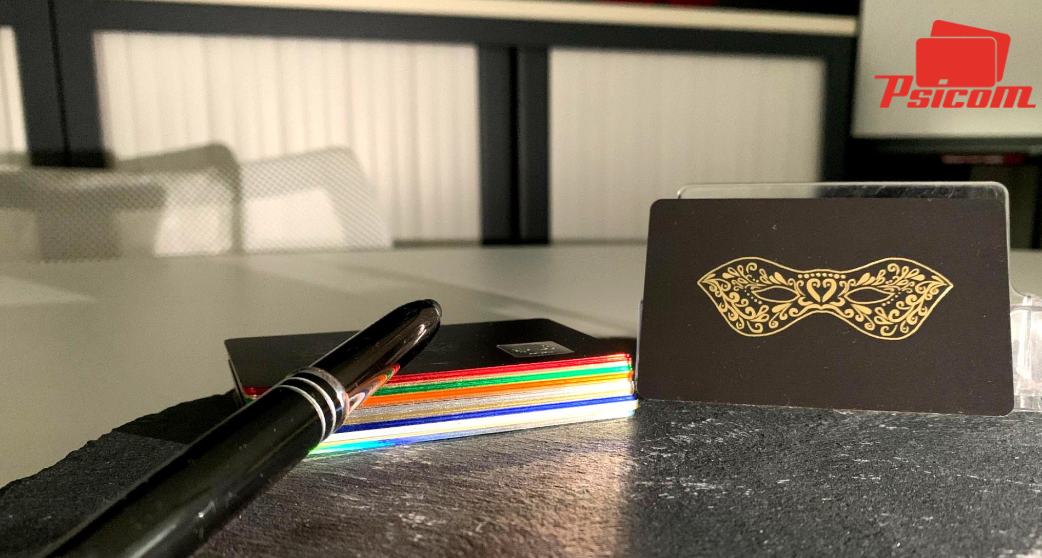 Carte avec tranche métallisée